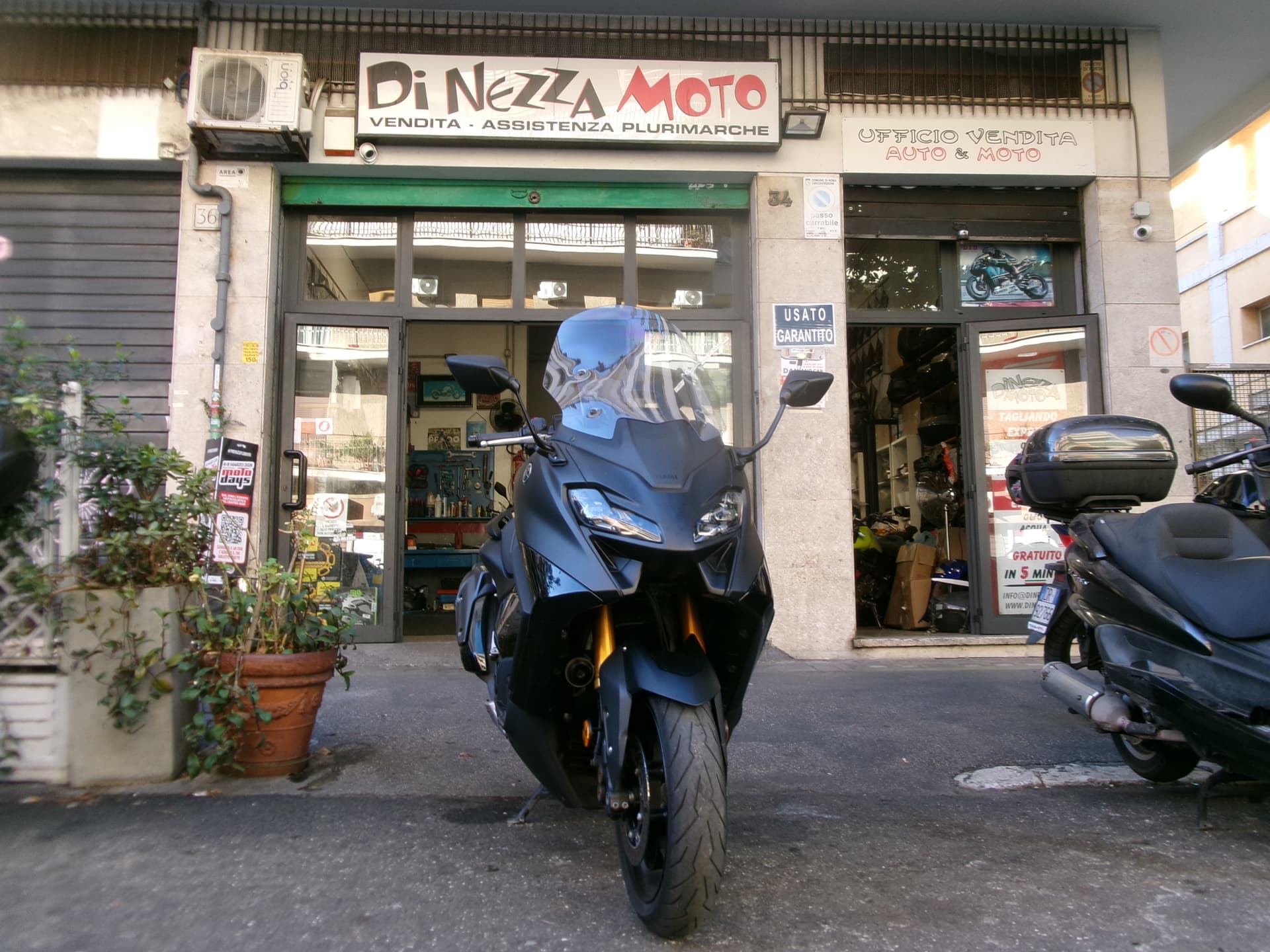 Yamaha T-MAX 560 TECH MAX 2024 scooter usato a Roma - foto 1 di 8